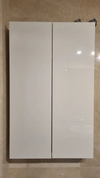Mueble de baño colgante blanco.