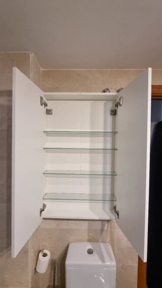 Mueble de baño colgante blanco.