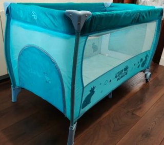 Cuna de viaje azul con estampado