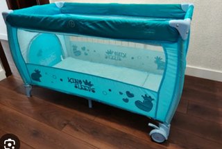 Cuna de viaje azul con estampado