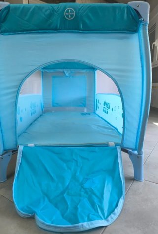 Cuna de viaje azul con estampado