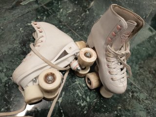 Patines artísticos blancos y mochila