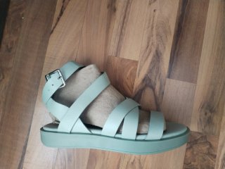 Sandalias piel verde manzana verano