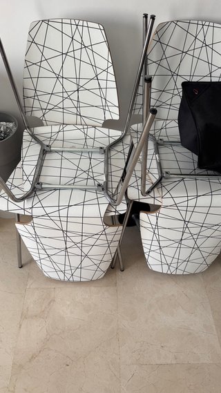 Sillas de comedor con diseño geométrico
