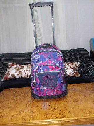 Mochila con ruedas y diseño divertido