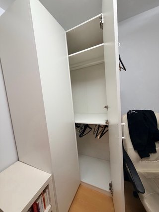 Armario blanco de madera
