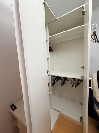 Armario blanco de madera