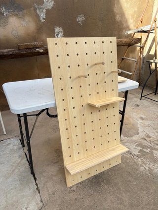 Expositor de madera con estantes
