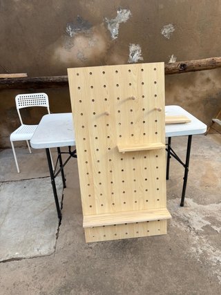 Expositor de madera con estantes