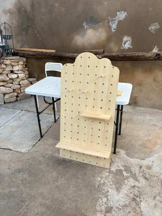 Expositor de madera con estantes