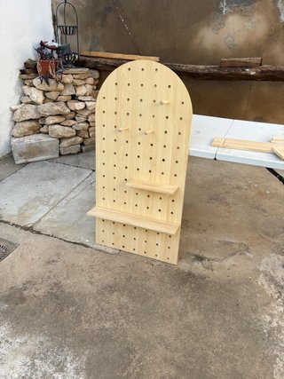Expositor de madera con estantes