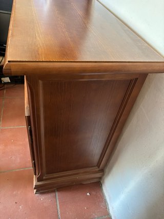 Mueble de madera con puertas