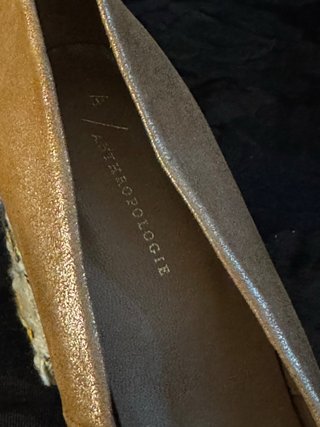 Zapatos de tacón dorados y multicolor
