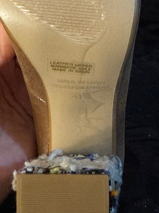 Zapatos de tacón dorados y multicolor