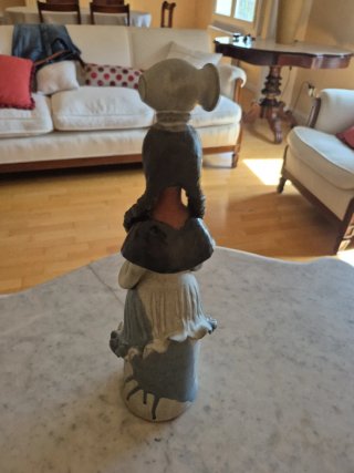 Figura cerámica de niña con cántaro