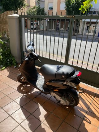 Piaggio Zip negra