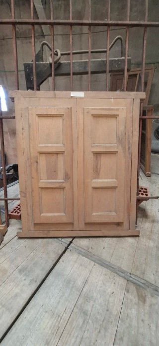 Ventana de madera rústica
