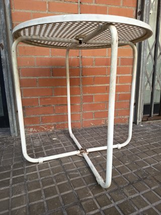 Tavolo pieghevole rotondo in metallo e plastica