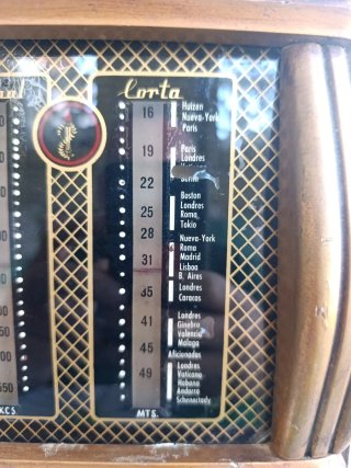 Radio Antigua Lorla Marrón y Dorado
