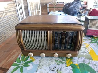 Radio Antigua Lorla Marrón y Dorado
