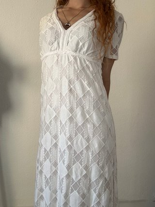 Vestido largo blanco de encaje con abertura latera