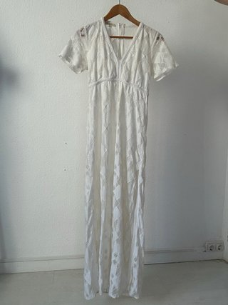 Vestido largo blanco de encaje con abertura latera