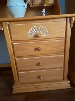 Escritorio de madera de pino con cajones y altillo