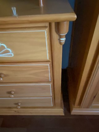 Escritorio de madera de pino con cajones y altillo