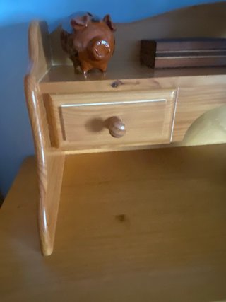 Escritorio de madera de pino con cajones y altillo