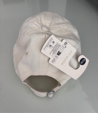Gorra beige con letra M