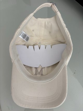 Gorra beige con letra M