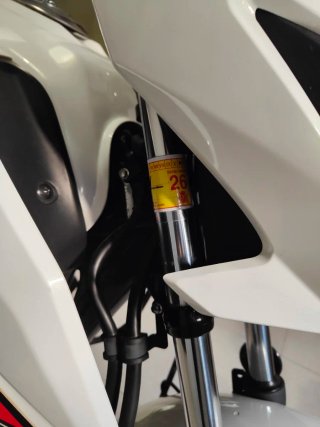 Honda CB125F de 2017 con solo 6.500 km con cascos