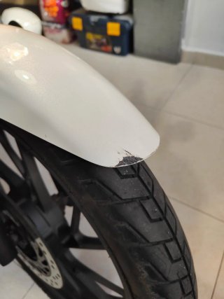 Honda CB125F de 2017 con solo 6.500 km con cascos