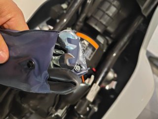 Honda CB125F de 2017 con solo 6.500 km con cascos