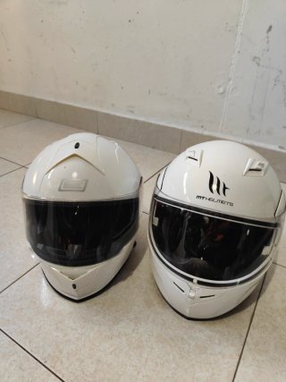 Honda CB125F de 2017 con solo 6.500 km con cascos
