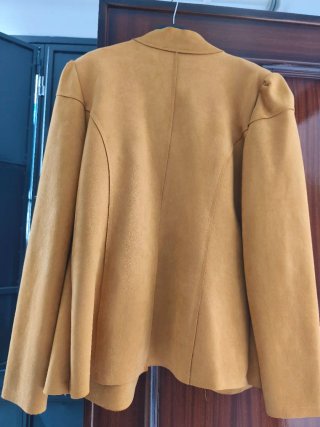 Chaqueta dorada estilo militar