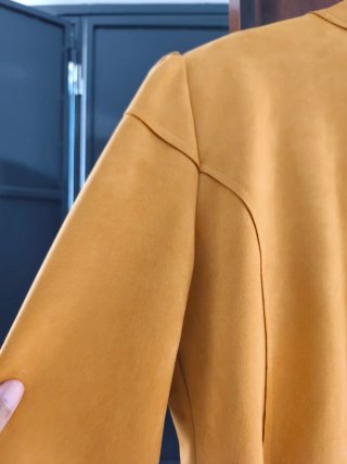 Chaqueta dorada estilo militar