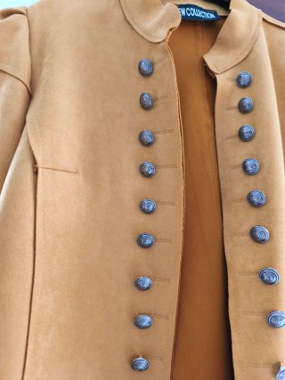 Chaqueta dorada estilo militar