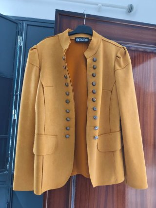 Chaqueta dorada estilo militar