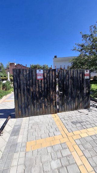 Puerta de garaje madera oscura