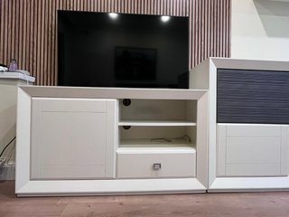Mueble de comedor blanco y gris