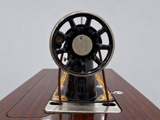 Máquina de coser Singer con mueble y accesorios
