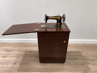 Máquina de coser Singer con mueble y accesorios