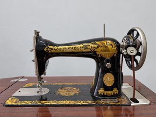 Máquina de coser Singer con mueble y accesorios