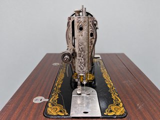 Máquina de coser Singer con mueble y accesorios