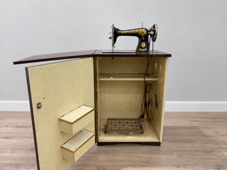 Máquina de coser Singer con mueble y accesorios