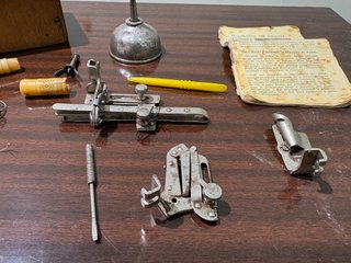 Máquina de coser Singer con mueble y accesorios
