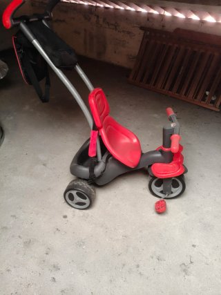 Triciclo infantil rojo y gris