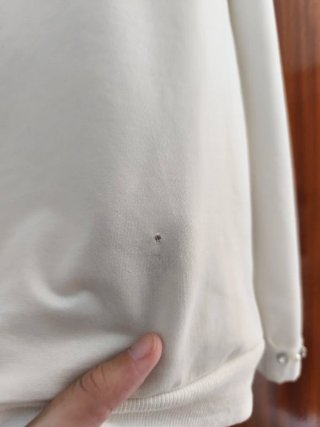 Sudadera chic con pedrería,