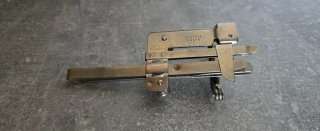 Marcador de pliegues para máquina de coser